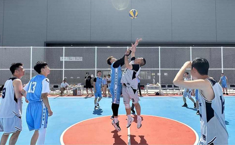 「バスケット」を迎えて追いつき、「ボール」を追うのが卓越している